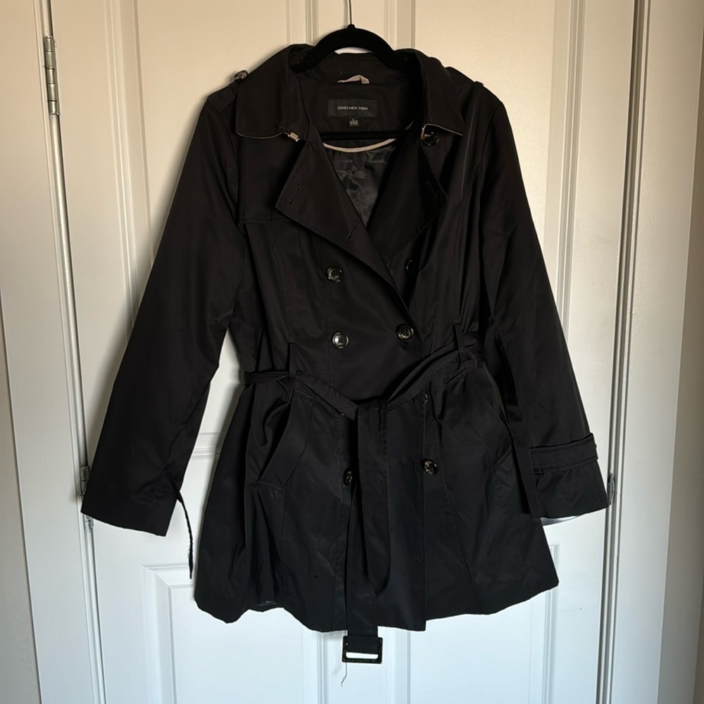 Beautiful, black and tan trenchcoat Jones New York size large